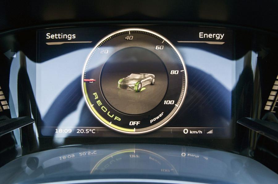 Панель приборов Audi e-Tron Spyder Concept 2010 года  (фото 58 из 105)